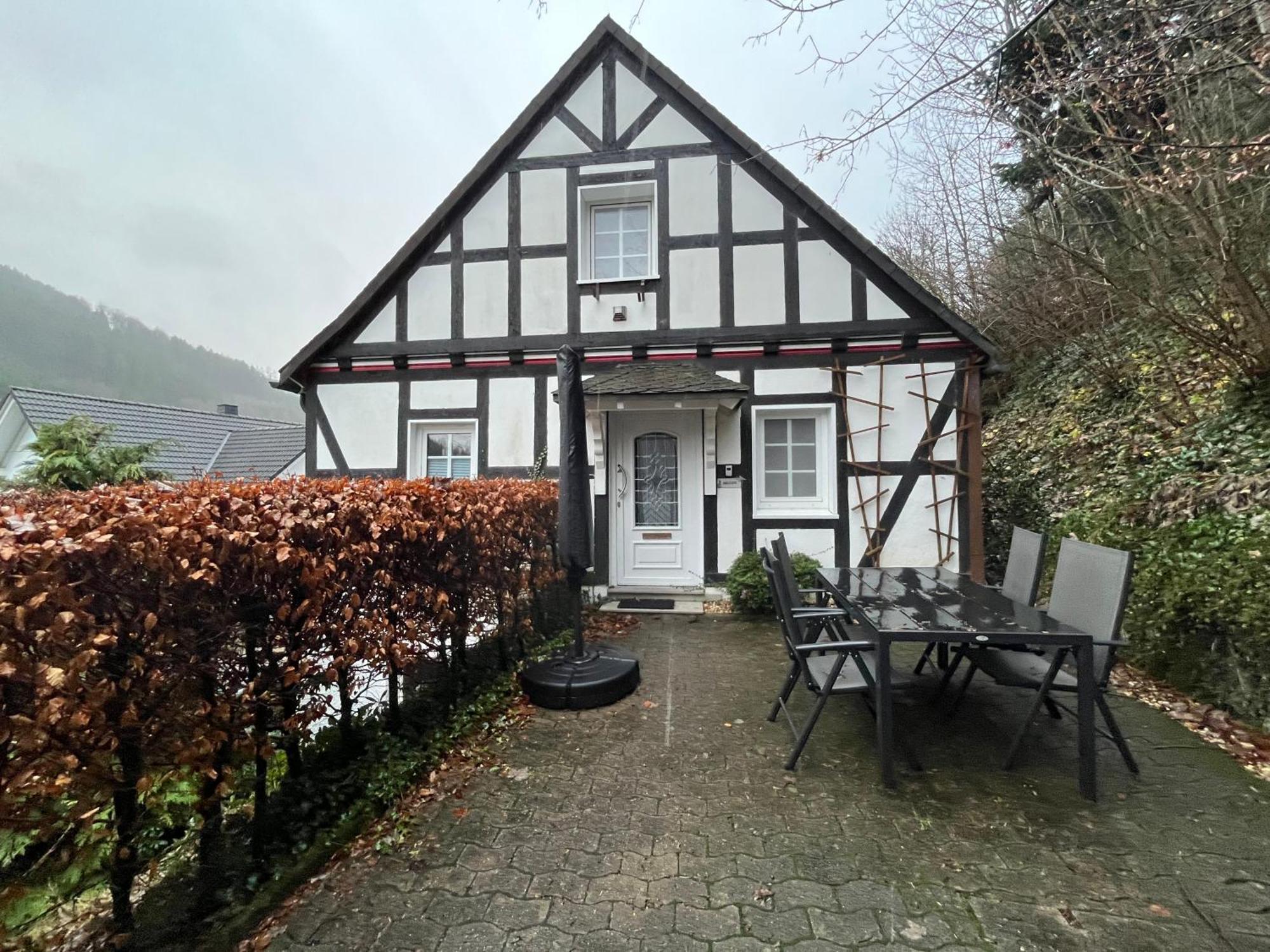 DAS Schmallenberger Ferienhaus - komfortabel - urig - traumhafte Lage Exterior foto